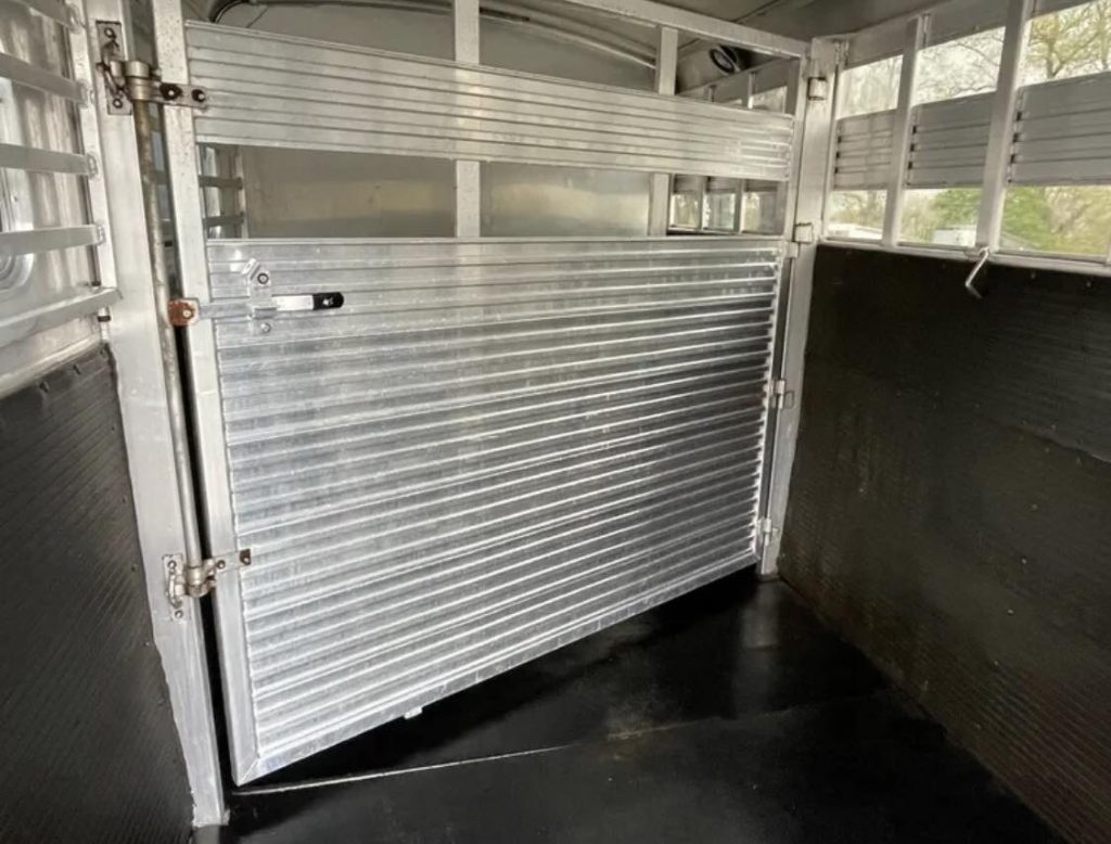 1999 4 Star 2-Horse Reverse Load Trailer