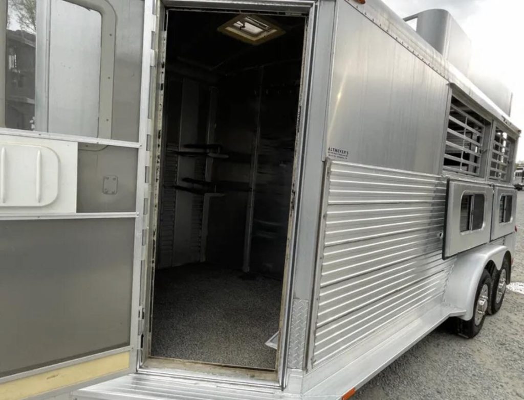 1999 4 Star 2-Horse Reverse Load Trailer