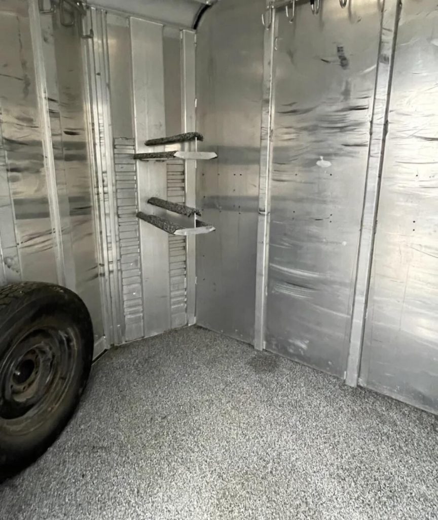 1999 4 Star 2-Horse Reverse Load Trailer